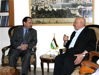 عضو اللجنة التنفيذية احمد قريع يستقبل القنصل الامريكي