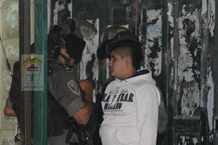 قوات الاحتلال تحتجز اسرة من العيزرية داخل منزلها لتطلق النار على المتظاهرين