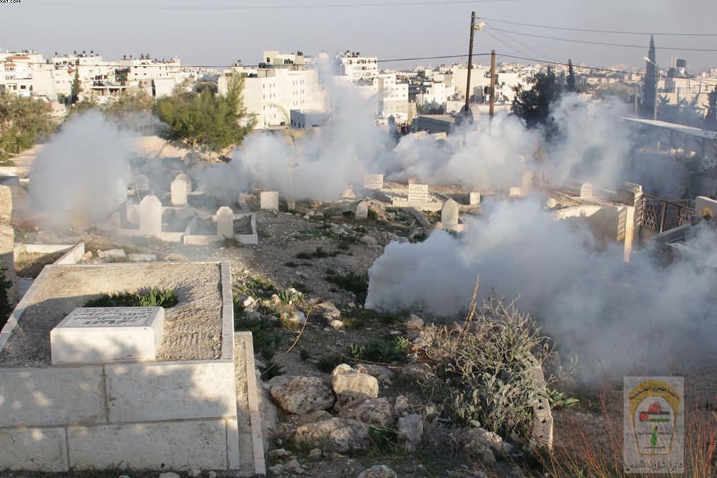 قوات الاحتلال تطلق الغاز المسيل للدموع السام داخل المنازل الفلسطينية بالعيزرية