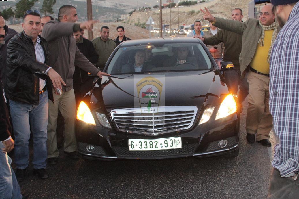 قريع يرفض تسليم اوراق سيارته لشرطة الاحتلال الاسرائيلي