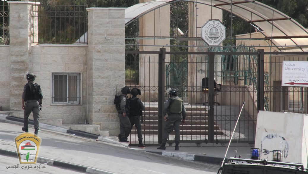بالصور- الجيش يقتحم جامعة القدس
