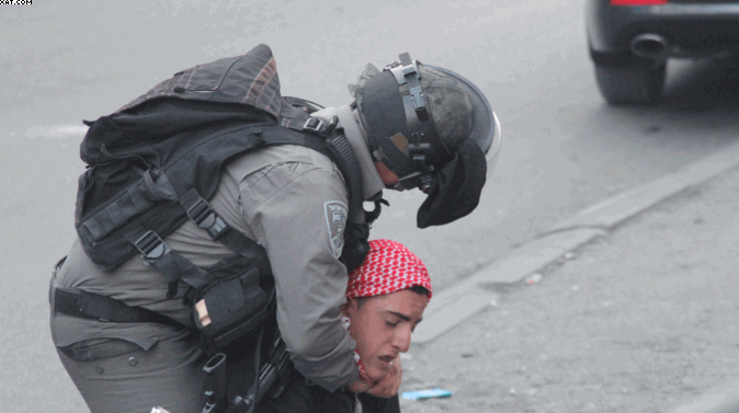 جنود إسرائيليون يلتقطون صوراً مع طفل أثناء اعتدائهم عليه في العيزرية!