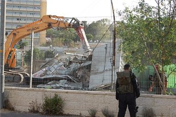 الاحتلال يهدم منزلا في الطور بالقدس يحوي مسجدا ومركزا صحيا