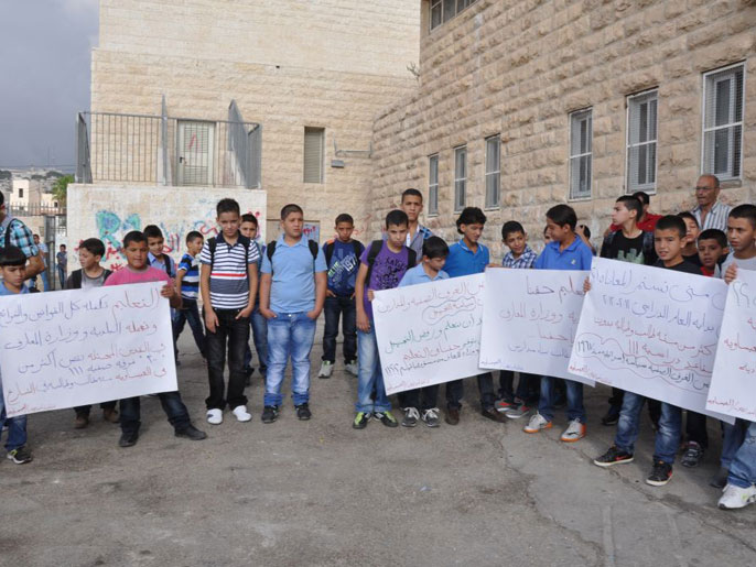 مقدسيون يتظاهرون أمام مبنى بلدية الاحتلال احتجاجا على اهمال التعليم
