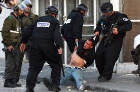 تعرض شابين مقدسيين للضرب على يد مجموعة من المستوطنين