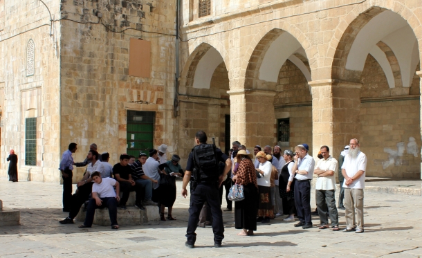 عناصر من مخابرات الاحتلال ومستوطنيه يقتحمون الأقصى