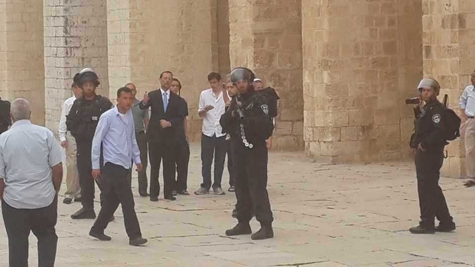 مستوطنون بزعامة المتطرف فيجلن يقتحمون المسجد الاقصى