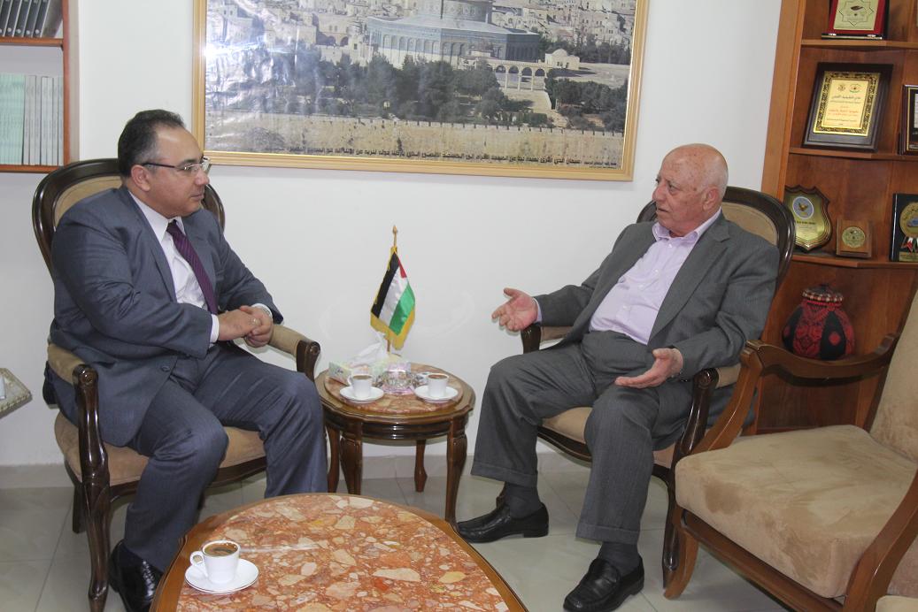 قريع يستقبل السفير المصري لدى فلسطين