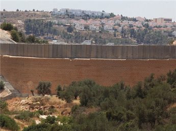 خطة بينت: “هدم الجدار وضم مناطق C وحرية الحركة للفلسطينيين”