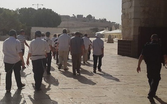 عشرات المستوطنين يقتحمون باحات المسجد الأقصى في أول ايام رمضان