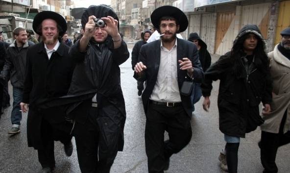 مستوطنون يعتدون على مواطنيْن مقدسيّين ويخطوا عبارات عنصرية ضد العرب