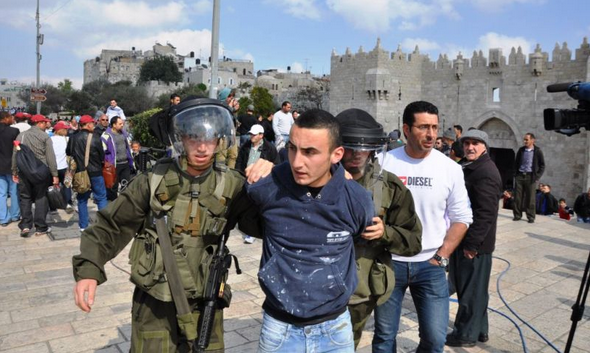 الاحتلال يغلق الأقصى ويحاصر مصلين في ‘القبلي’ ويعتقل طفلاً