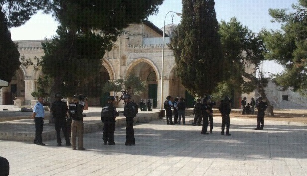 التوتر يسود ساحات المسجد الأقصى بعد اقتحامه وإغلاقه أمام المصلين وتخوفات على تقسيمة