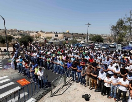 مسيرة تضامنية مع غزة في الأقصى والآلاف يؤدون الجمعة في الشوارع