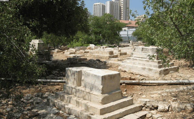 قريع: العبث بمقبرة مأمن الله أمر مرفوض بشكل قاطع