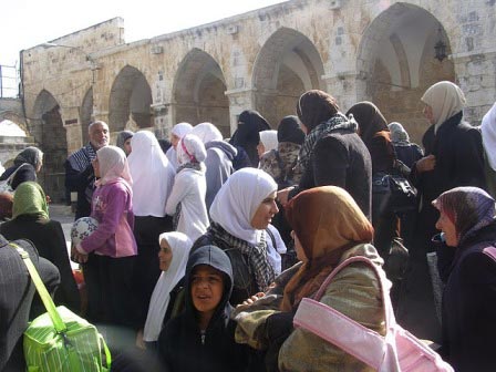 قرار اسرائيلي يمنع 3 مقدسيات من دخول الاقصى لمدة 40 يوما