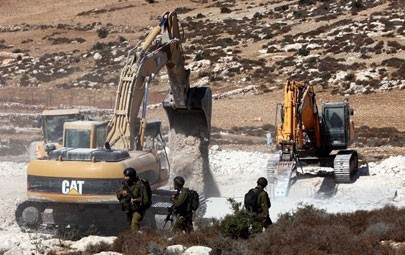 الاحتلال يهدم منشآتٍ شمال غرب القدس