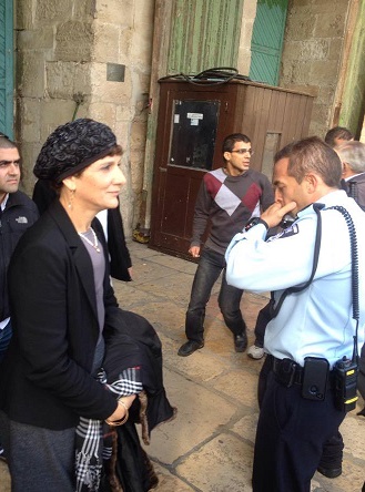 مستوطنون تتقدمهم المتطرفة “رافئيلي” يقتحمون الأقصى