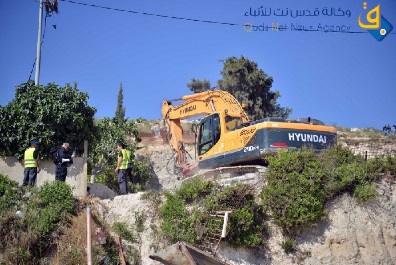 جرافات الاحتلال تهدم معملا للطوب في القدس