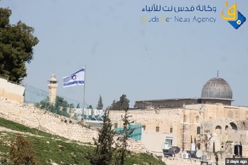 مستوطنون ينصبون العلم الاسرائيلي على ارض وقفية جنوب الاقصى