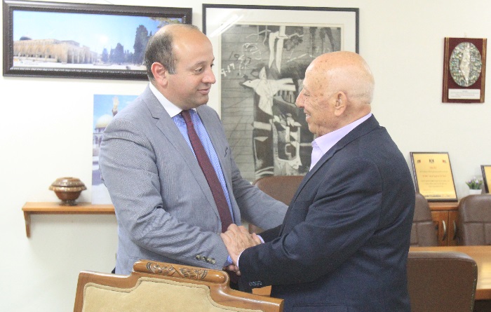 قريع يستقبل رئيس بعثة الاتحاد الأوروبي لبحث أخر المستجدات