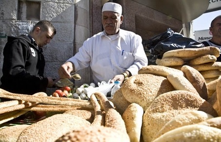 الاحتلال يحاول منع بيع الكعك في القدس خلال “الفصح”