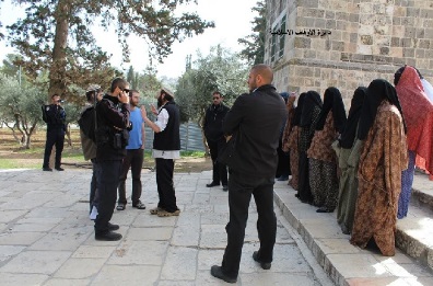 مستوطنون وعناصر مخابرات يقتحمون الأقصى