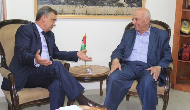 قريع يستقبل القنصل الاسباني لبحث أخر المستجدات على الساحة السياسية