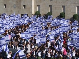 الاحتلال يطلق مسيرات لإحياء ما يسمي بـ”توحيد القدس”