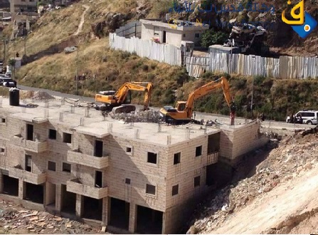 الاحتلال يهدم مبنى ومحال تجارية في القدس
