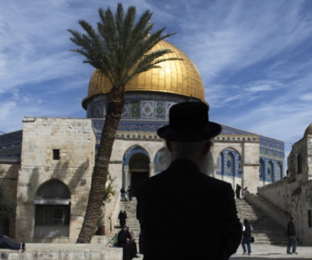 مستوطن يحاول أداء طقوس تلمودية في المسجد الأقصى