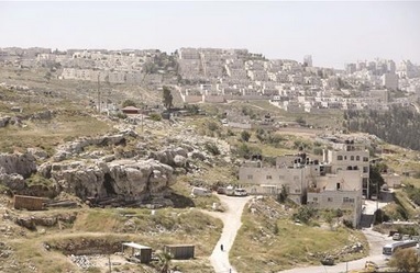 الاحتلال يهدم مبني سكني شمال القدس