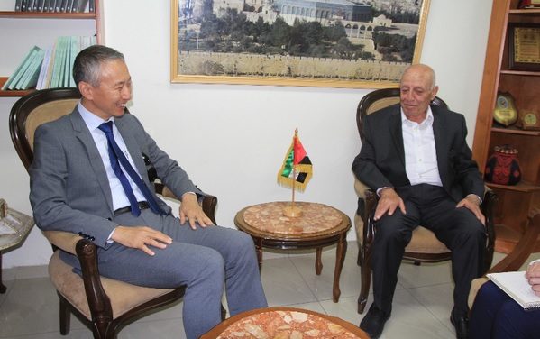 قريع يطلع سفير اليابان على الانتهاكات الإسرائيلية في القدس