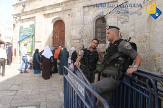 شرطة الاحتلال تنصب حاجزا مفاجئا أمام باب الأسباط بالقدس المحتلة