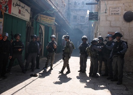 الاحتلال تُفجر منازل أربعة شهداء في القدس وتغلقها