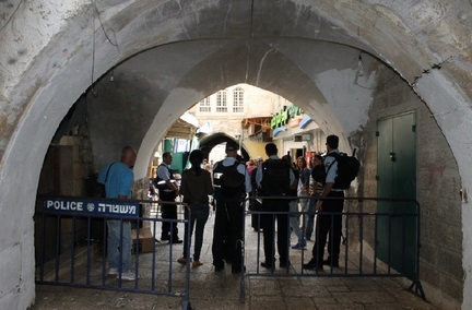 مستوطنون يقتحمون الأقصى المبارك ومنع النساء من دخوله