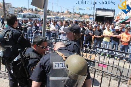 الاحتلال يمنع الآلاف من الصلاة في “الأقصى”