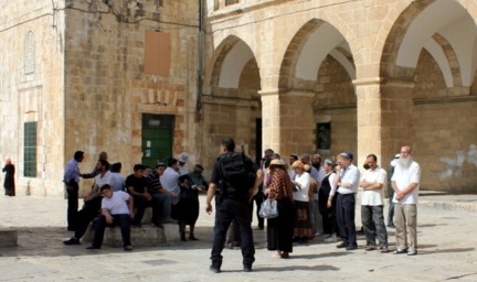 مستوطنون يقتحمون الأقصى المبارك بحماية الوحدات الخاصة