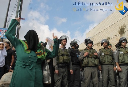 اعتقال سيدة وطفلها أمام باب العامود