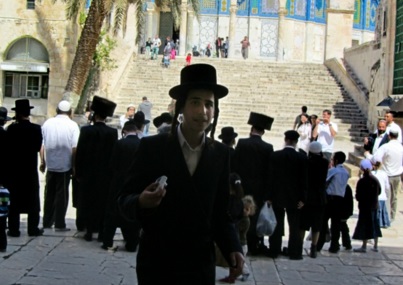 مصلون يتصدون.. مستوطنون يستأنفون اقتحاماتهم للأقصى