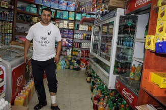 اعتقال فتي واصابة شاب اخر خلال مداهمة محل بحي الثوري