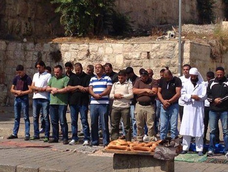 الآلاف يؤدون الصلاة في شوارع القدس القديمة