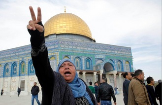 اعتقال مواطنة بصورة عنيفة واستمرار حصار الأقصى