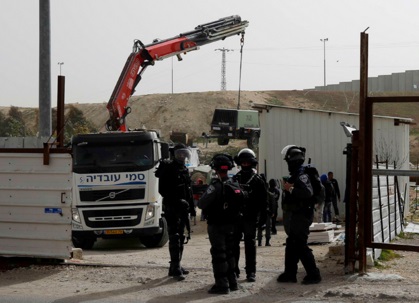 الاحتلال يعزل بلدة العيسوية عن محيطها بالكامل