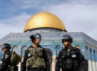 مستوطنون يقتحمون باحات المسجد الأقصى