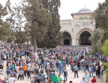 200 غزي يغادرون القطاع لأداء صلاة الجمعة في الأقصى