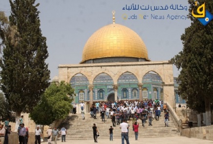 200 غزي يتوجهون لأداء صلاة الجمعة في الأقصى