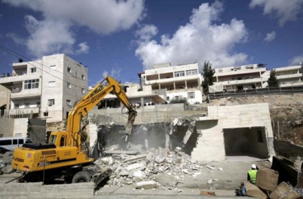 جرافات الاحتلال تهدم منزلاً في صور باهر بالقدس