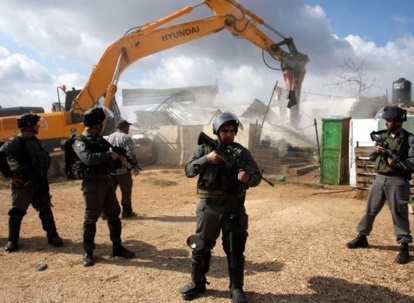 آليات الاحتلال تجرف منزلاً وأرضاً في الشيخ جراح بالقدس