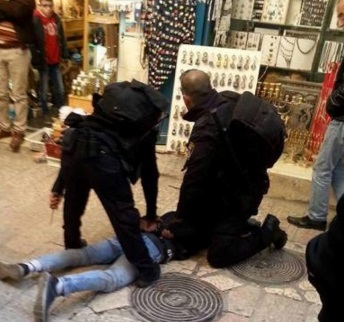 الاحتلال يعتقل شابا من البيرة بزعم محاولته طعن شرطي في القدس